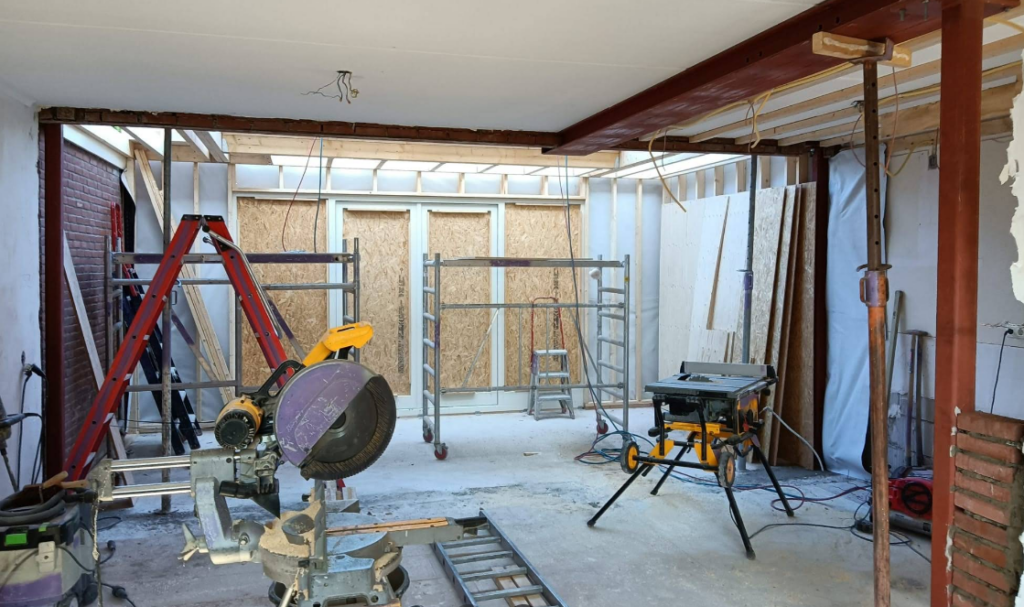 Aanbouw die wordt gemaakt door timmerbedrijf Rogier van Montfort