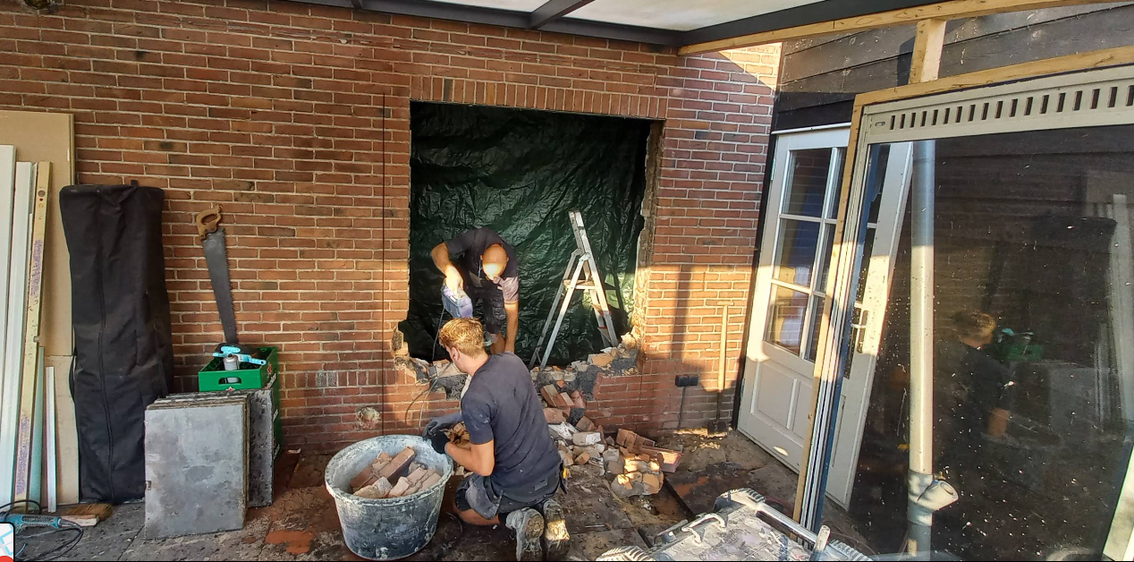 Rogier van Montfort bezig met sloopwerkzaamheden